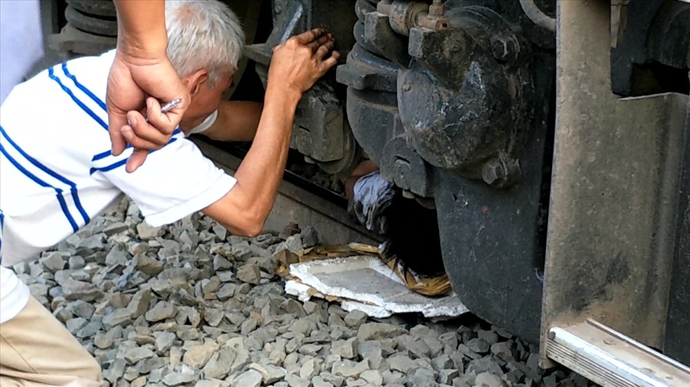 Nạn nhân bị kẹt dưới bánh tàu hỏa. Ảnh: T.S