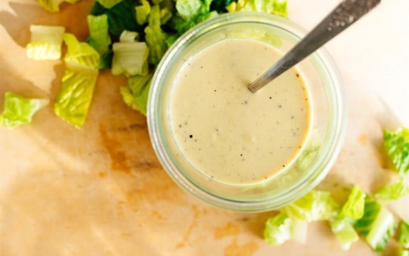 Không nên dùng các loại sốt salad trong thời gian giảm cân.