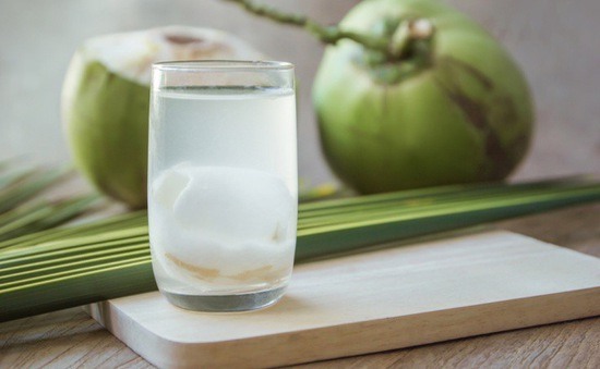 Nước dừa chữa cảm lạnh hiệu quả.