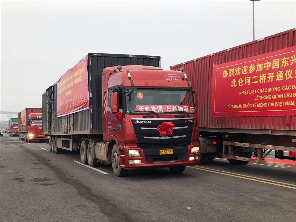 Những chuyến xe hàng đầu tiên được thông quan trong ngày hôm nay (19.3.2019). Ảnh: Quảng Thọ