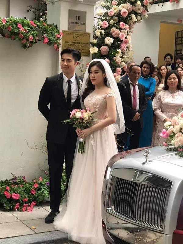 Màn rước dâu bằng siêu xe khiến nhiều người ngưỡng mộ.