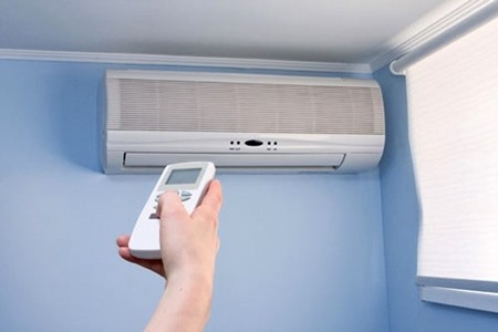 Nếu nhà bạn có điều hòa 2 chiều hãy chọn chức năng Dry hay còn gọi là chế độ khô hút ẩm. Đây là cách giúp hút bớt hơi nước ra khỏi phòng và giúp phòng thông thoáng khí. Những gia đình có trẻ nhỏ và người già thì sử dụng hình thức này sẽ đảm bảo.