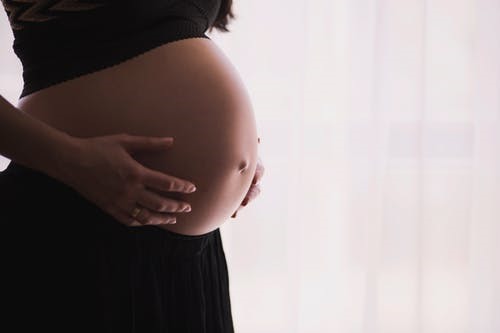 Chưa có bằng chứng cụ thể nào chứng minh nhuộm tóc khi mang thai thực sự gây hại cho thai nhi.