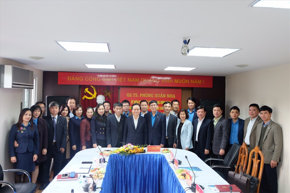 Bộ trưởng Bộ GD&ĐT Phùng Xuân Nhạ, Phó Chủ tịch Tổng LĐLĐVN Trần Văn Thuật, Chủ tịch CĐ Giáo dục Việt Nam Vũ Minh Đức cùng các đại biểu chụp ảnh lưu niệm.