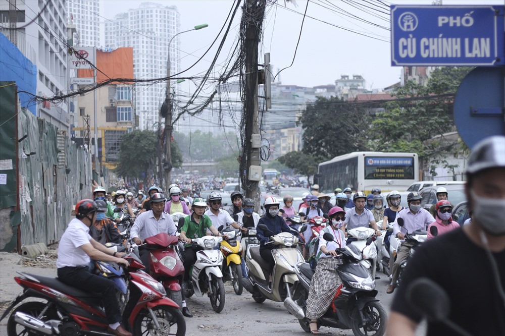 Hà Nội đang nghiên cứu phương án hạn chế xe máy vào các quận nội thành. Ảnh Trần Vương