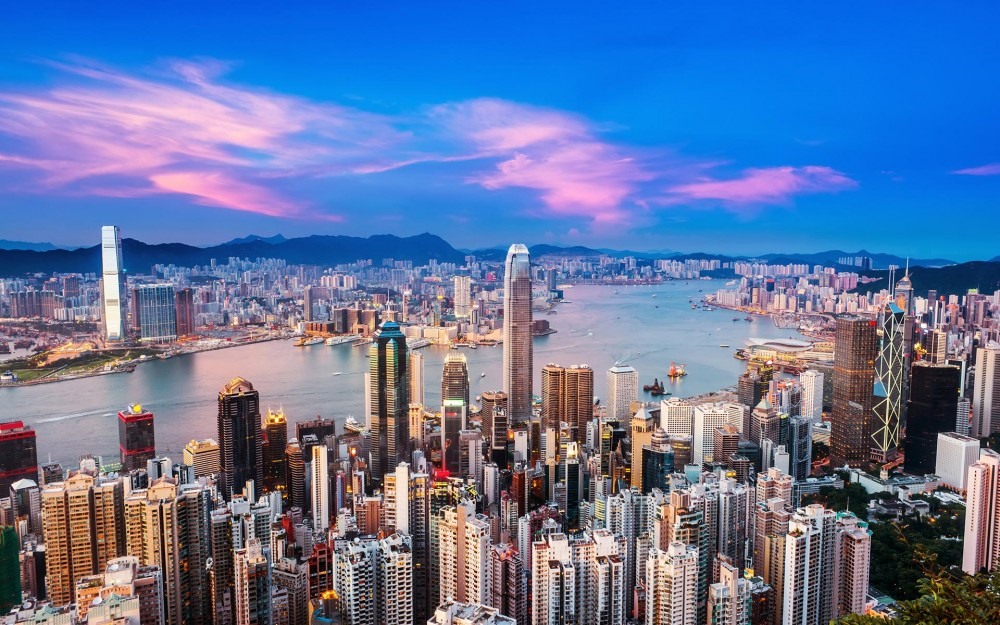 Đứng trên The Peak, ta có thể phóng mắt ngắm nhìn tòa nhà chọc trời và cảng Victorya với con đường dẫn tới những ngọn đời xanh của New Territories. Và nếu chăm chú một chút, có thể lắng nghe được thanh âm của thành phố xa xa.