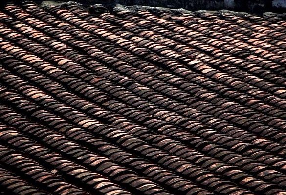 Ngói của căn nhà được xếp thành 2 lớp