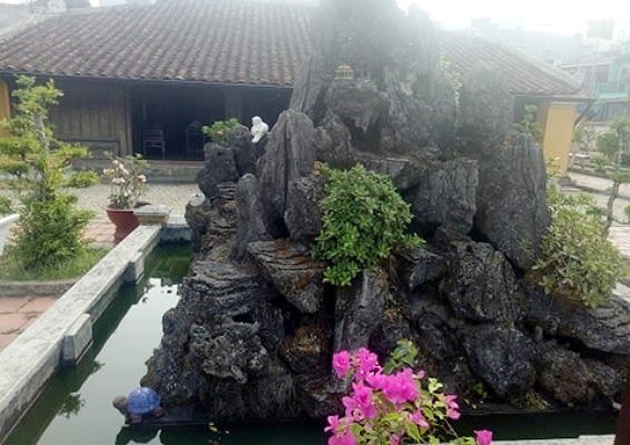 Hòn non bộ phong thủy trước căn nhà