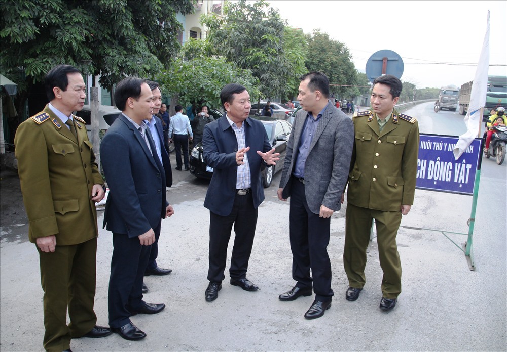 Đoàn công tác kiểm tra tại các chốt kiểm dịch trên địa bàn tỉnh Ninh Bình. Ảnh: NT