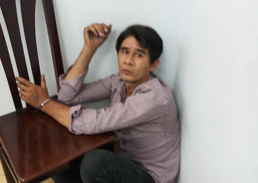 Đối tượng có quốc tịch nước ngoài giật điện thoại của người dân bị các “hiệp sĩ” phối hợp cùng công an và người dân bắt giữ.