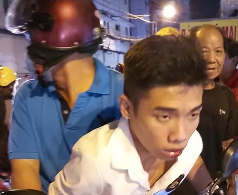Đối tượng Trần Ngô Quốc Nam bị các hiệp sĩ bắt giữ khi cùng một tên khác giật điện thoại của cô gái trên đường Lạc Long Quân vào tối 14.3.