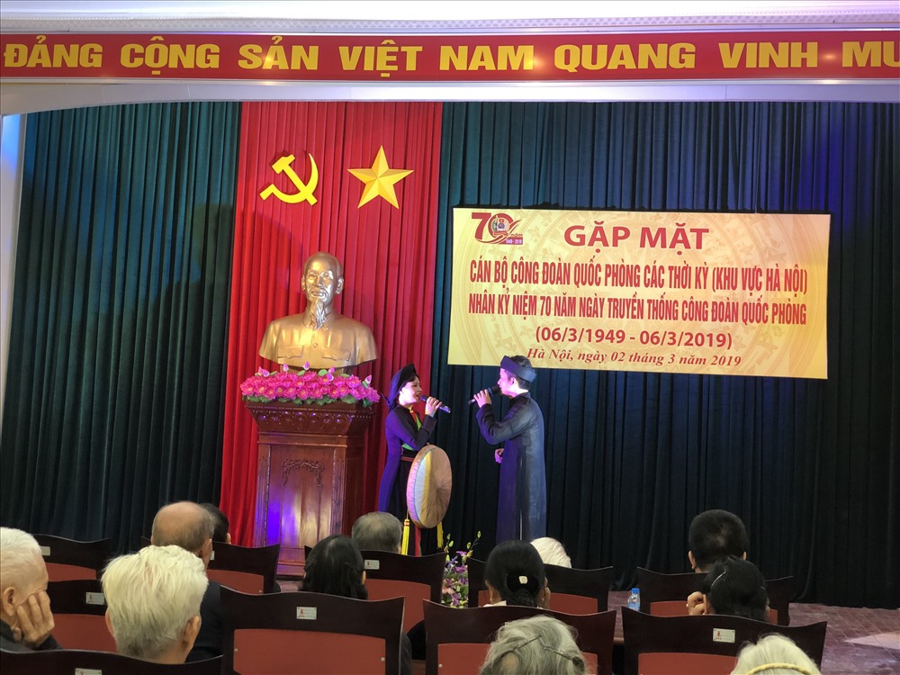 Tiết mục văn nghệ tại buổi gặp mặt các thế hệ cán bộ CĐ Quốc phòng.