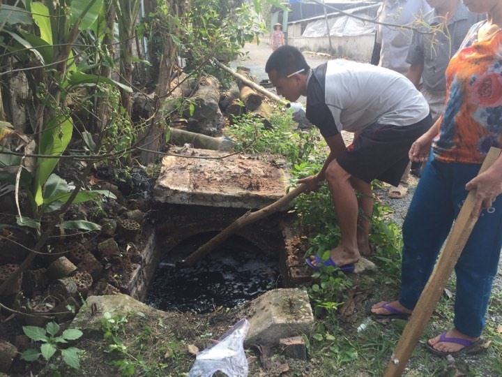 Do bất cập của hệ thống thoát nước mà chất thải tràn ra môi trường tự nhiên, ruồi, muỗi bu bám khắp nơi. Ảnh: Viễn Chinh.
