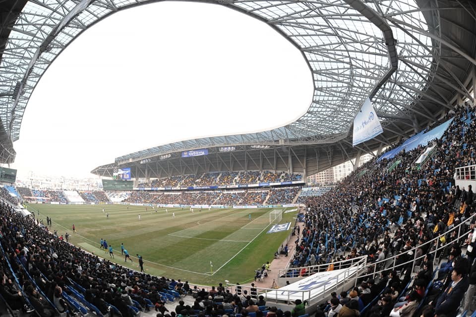 Khán đài sân Incheon chật kín khán giả tới cổ vũ đội bóng và Công Phượng. Ảnh Incheon United