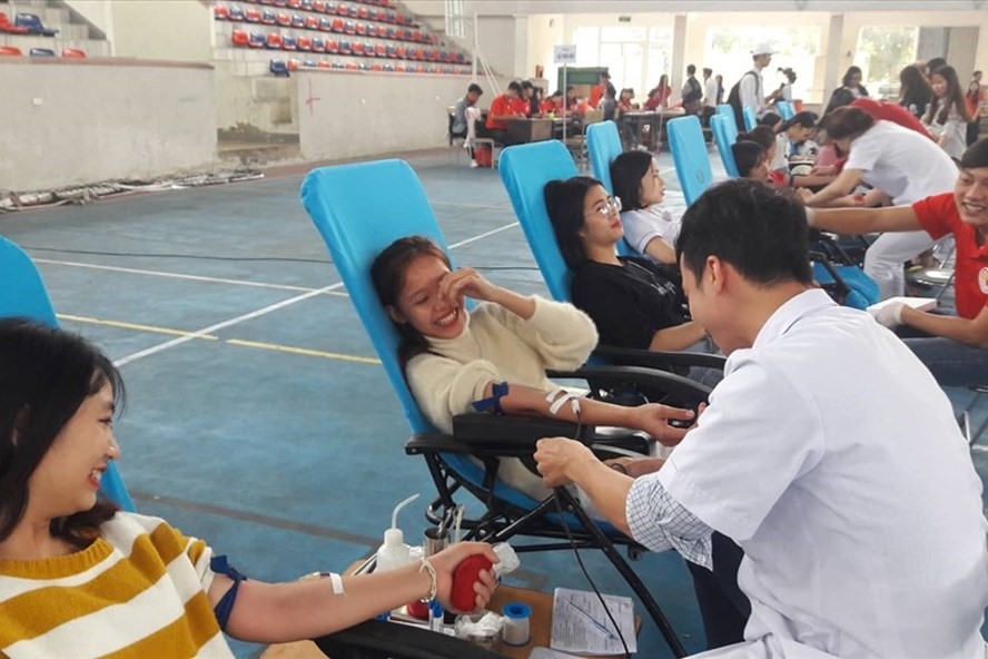 Chương trình hiến máu thu hút 500 SV tham gia. Ảnh: HT
