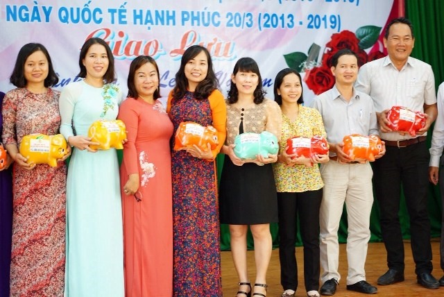 Các CĐCS nhận heo đất “ươm mầm” của CĐ ngành Giáo dục tỉnh Bà Rịa - Vũng Tàu. Ảnh: Nguồn CĐ ngành Giáo dục tỉnh Bà Rịa - Vũng Tàu