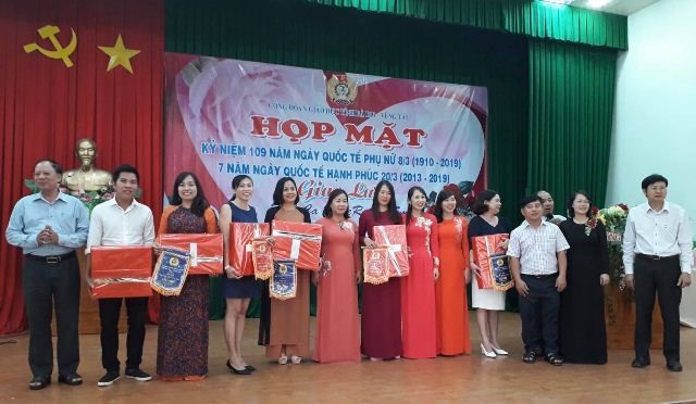 Ban Tổ chức trao giải cho các tiết mục văn nghệ xuất sắc. Ảnh: Nguồn CĐ ngành Giáo dục tỉnh Bà Rịa - Vũng Tàu