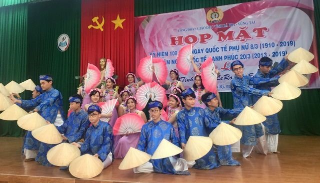 Tiết mục văn nghệ chào mừng cho Trường THPT Phú Mỹ biểu diễn. Ảnh: Nguồn CĐ ngành Giáo dục tỉnh Bà Rịa - Vũng Tàu