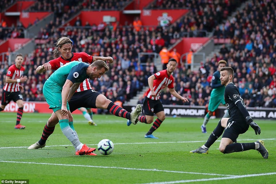 Một khi đã trở lại, phong độ ghi bàn của Harry Kane (ngoài cùng bên trái) không thể xem thường. Ảnh: Getty Images.