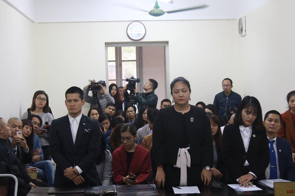 Nguyên đơn và bị đơn tại tòa.