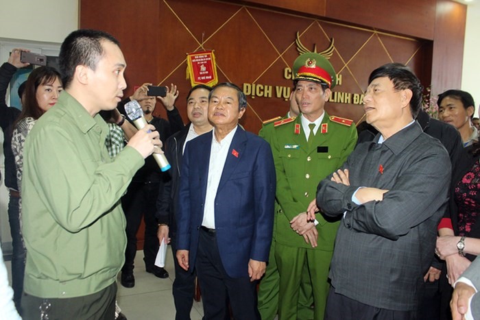 Một bảo vệ của kíp trực tại khu Tổ hợp chung cư HH Linh Đàm đang nêu các phương án xử lý trong một tình huống giả định xảy cháy với Đoàn giám sát