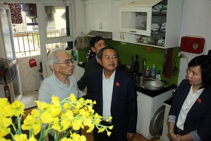 Đoàn giám sát “Việc thực hiện chính sách, pháp luật về phòng cháy, chữa cháy (PCCC) giai đoạn 2014 – 2018” của Quốc hội kiểm tra thực tế tại một hộ dân tại Tổ hợp chung cư HH Linh Đàm