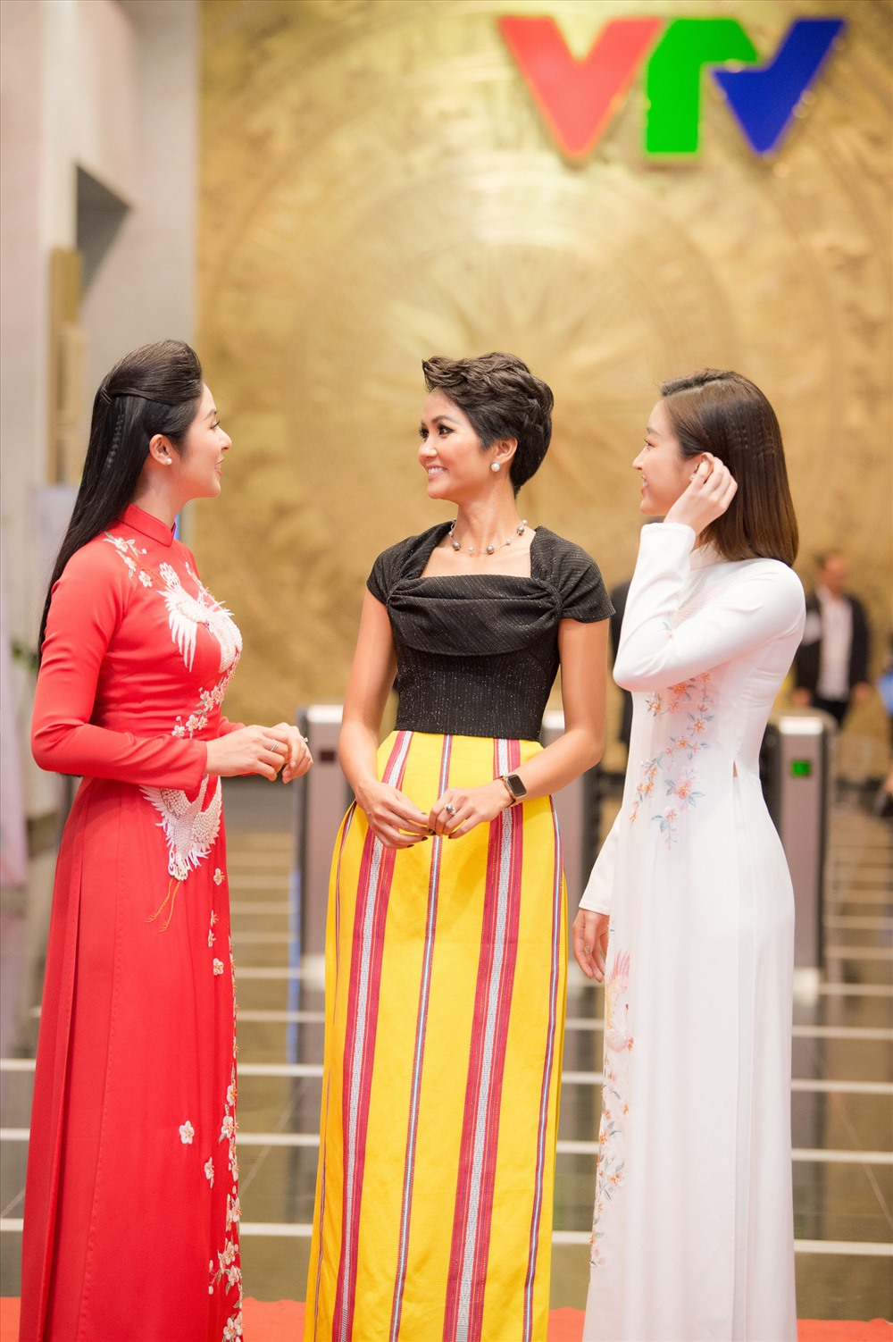 2 Hoa hậu Ngọc Hân và Đỗ Mỹ Linh chúc mừng H'Hen Niê với những thành công mà người đẹp đặt được. Ảnh: Chí Linh.