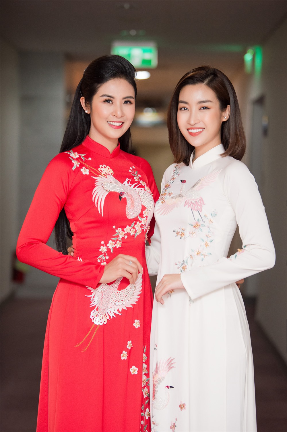 Cùng diện áo dài do chính Ngọc Hân thiết kế, 2 nàng hậu đều khoe sắc rạng rỡ.
