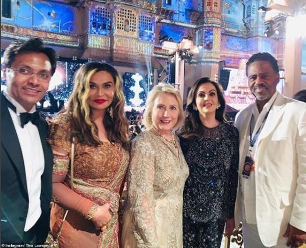 Đám cưới xa hoa với sự góp mặt của những nhân vật nổi tiếng. (Bà Hillary Clinton đứng giữa). Nguồn Lostbird.