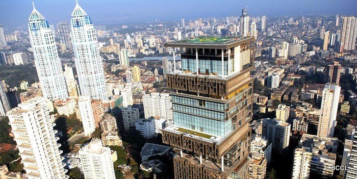 Antilia có 6 tầng hầm để xe và 3 sân bãi dành riêng cho máy bay trực thăng. Ngoài ra phải cần hơn 600 nhân viên chỉ để duy trì hoạt động chung của dinh thự.
