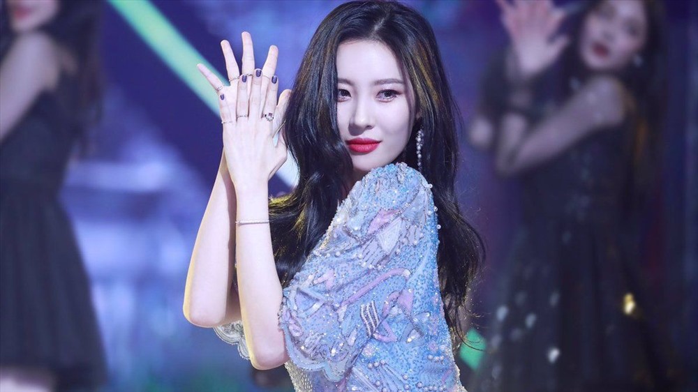 Sunmi – cựu thành viên nhóm nhạc đình đám Wonder Girls cực kì trung thành với tóc đen dài.