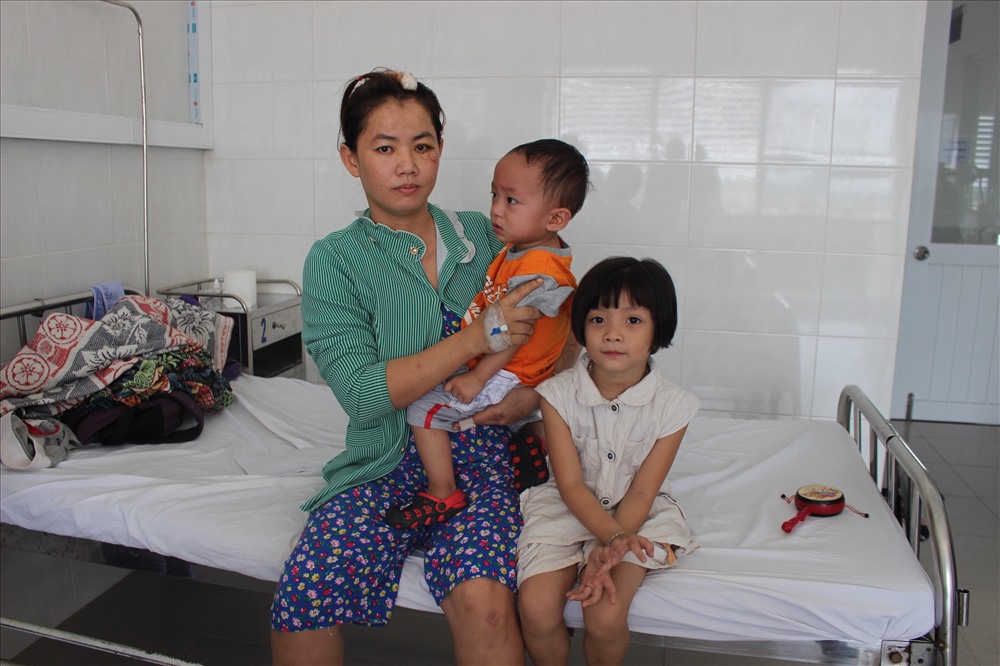 Chị Hằng bên 2 con nhỏ trong bệnh viện.