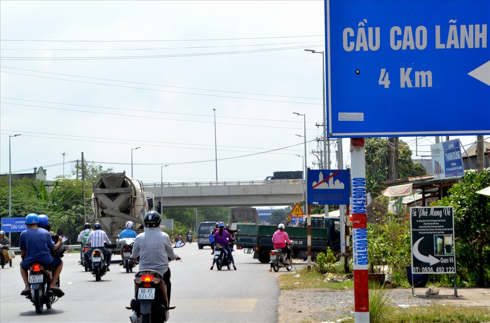 Đoạn đấu nối QL 30 vào cầu Cao Lãnh thường xuyên đông nghẹt, sẽ thêm nghiêm trọng khi cầu Vàm Cống thông xen. Ảnh: Lục Tùng