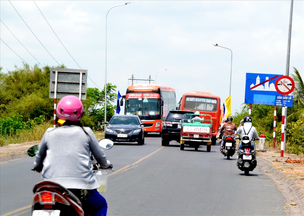 Đặc biệt là hệ thống cầu trên tuyến này vừa nhỏ, vừa xuống cấp nên thường xuyên nghẽn. Ảnh: Lục Tùng