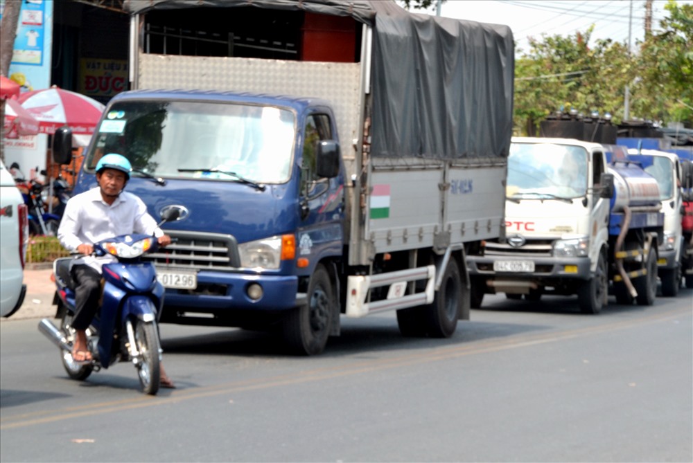 Đường thường xuyên bị nghẽn không chỉ ảnh hưởng đến thu hút đầu tư của địa phương, tiêu thụ nông sản.... Ảnh: Lục Tùng