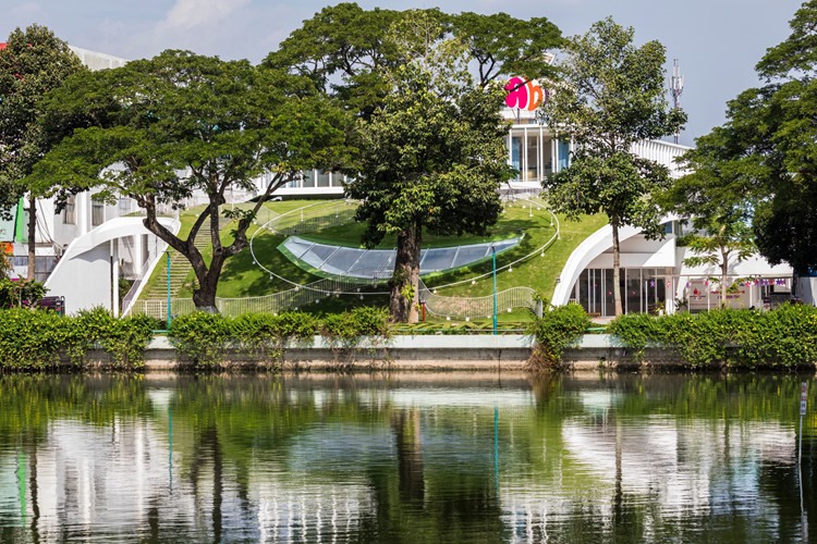 Cũng chính việc tạo lập không gian như vậy, công trình đã chuyển tải được ý nghĩa của không gian ngôi trường dành cho trẻ em. Trẻ có thể dễ dàng cởi mở và phát huy hết những khả năng tiềm ẩn trong tiềm thức và vui chơi thoải mái trong bầu không khí hứng khởi.