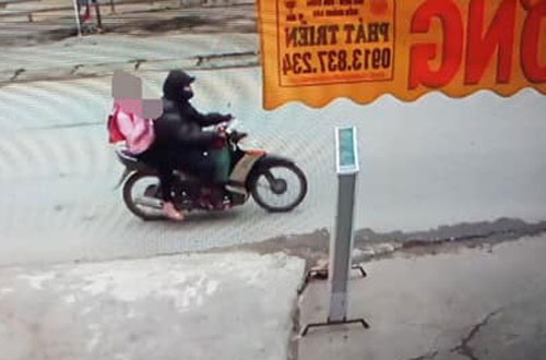 Hình ảnh Trình chở bé gái trên xe máy bị camera an ninh ghi lại. Ảnh: Công an cung cấp.