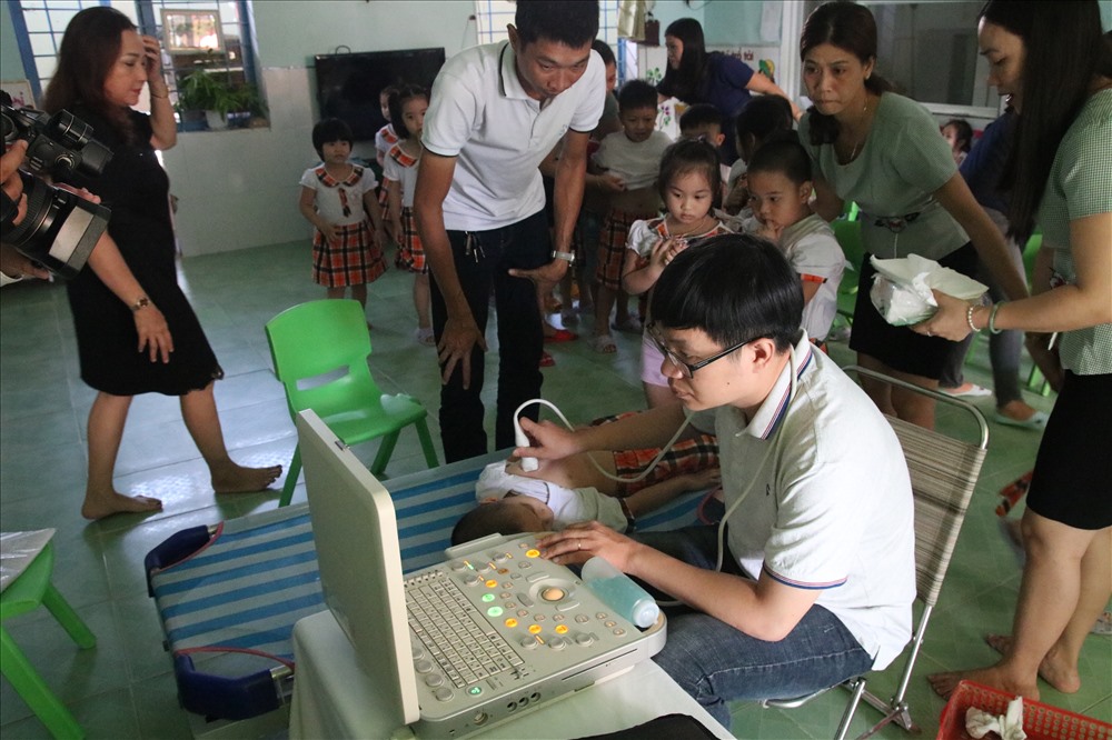 Các bác sĩ đang khám sàn lọc đợt 1 (18-22.3) tại các trường học trên địa bàn TP.Tam Kỳ. Ảnh: Đ.V