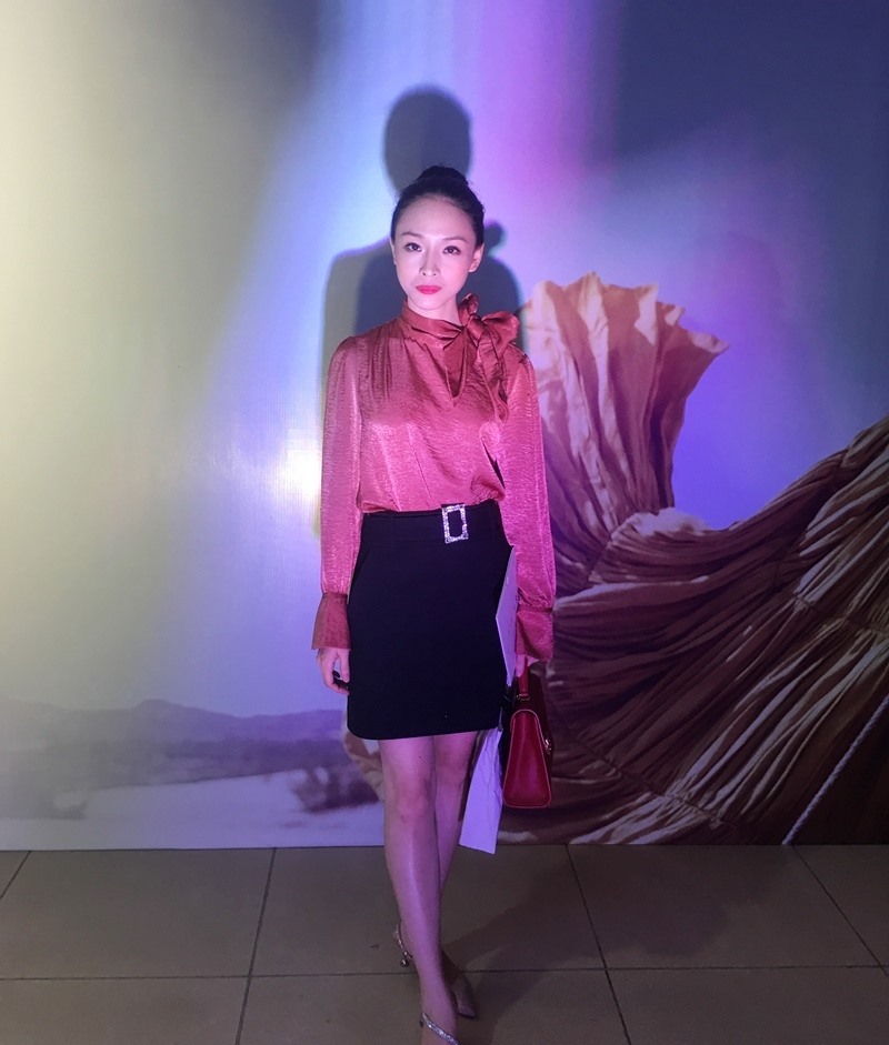 Phương Nga chọn một bộ trang phục giản dị trong lần đầu xuất hiện trước công chúng.