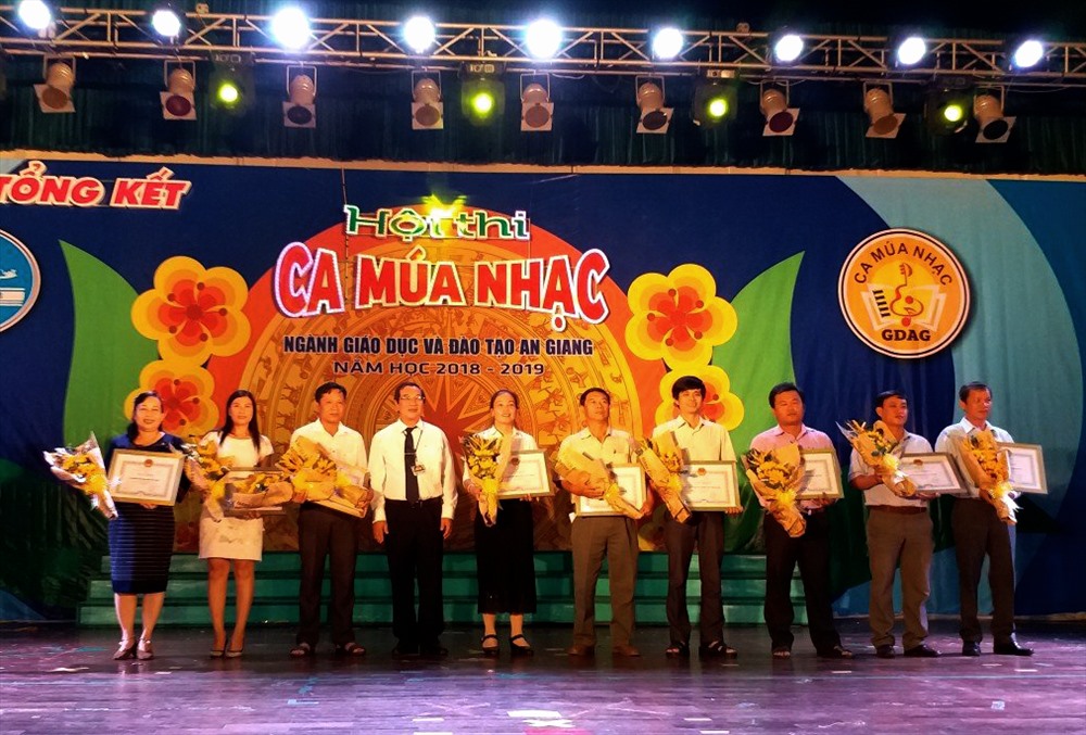 Quang cảnh phát thưởng Hội thi ca mua nhạc ngành GD ĐT An Giang. Ảnh: LT
