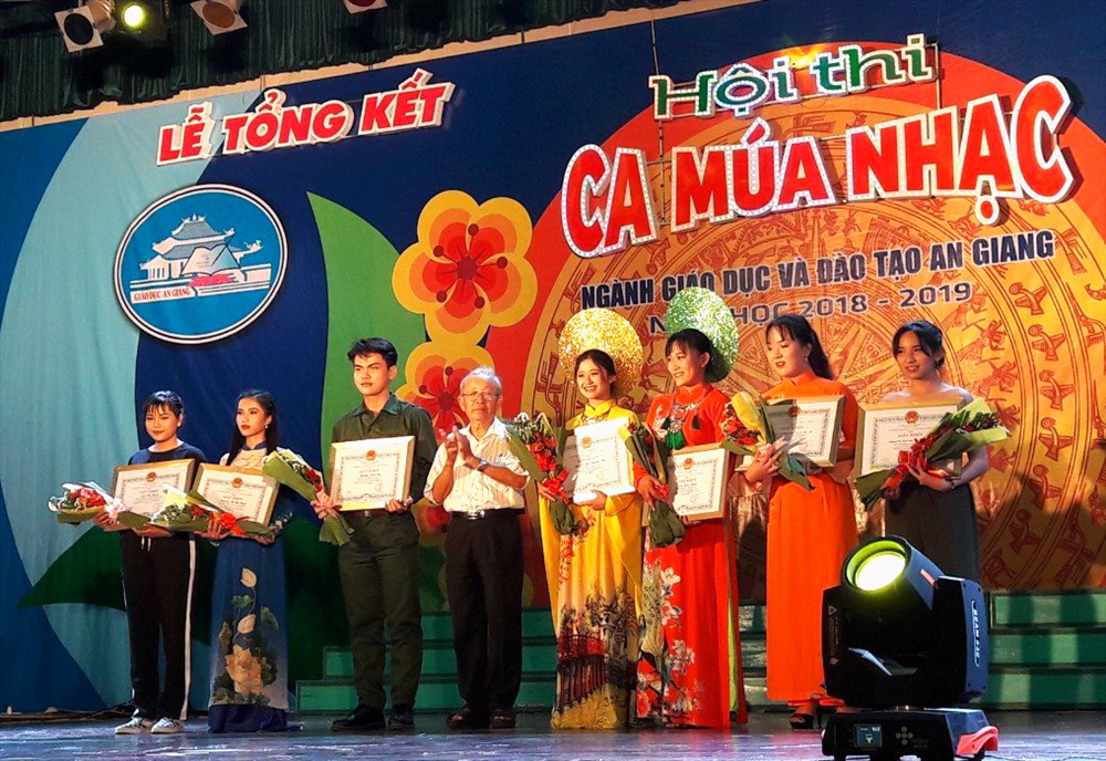 Đại diễn Sở GD ĐT An Giang trao giải cho các tiết mục đạt thứ hạng cao tại Hội thi. Ảnh: LT