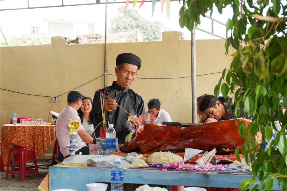 : Bàn thiết lễ được chuẩn bị chu đáo trước lễ hội Cầu Ngư
