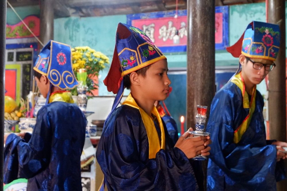 Những thanh thiếu niên trong đội hình nghi lễ