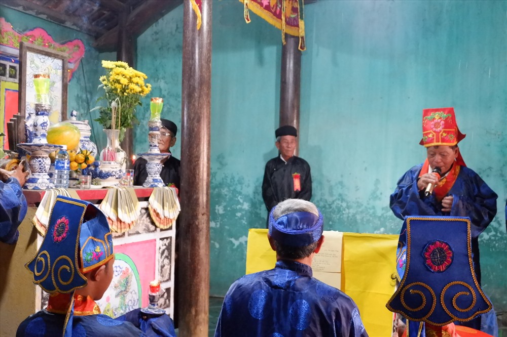 Vị chánh bái đọc văn tế cầu an
