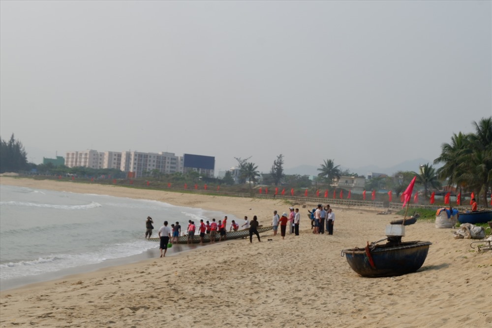 Ngư dân chuẩn bị cho phần đua thuyền truyền thống