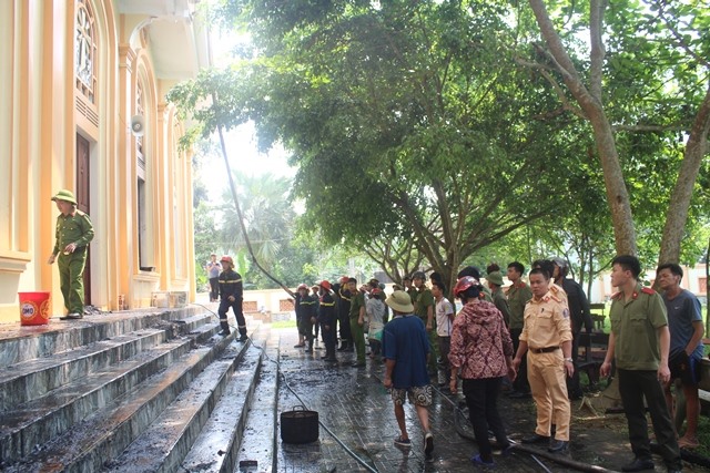 Do cháy từ trên cao nên việc chữa cháy khá khó khăn