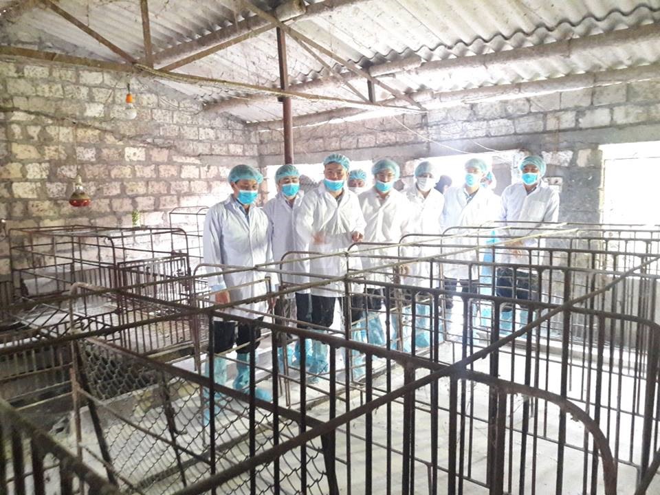 Tiêu độc khử trùng không để dịch bệnh lan rộng. Ảnh: PV