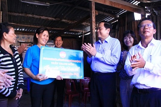 Chủ tịch Trần Thanh Mẫn trao tặng nhà Đại đoàn kết cho một số gia đình khó khăn trên địa bàn.