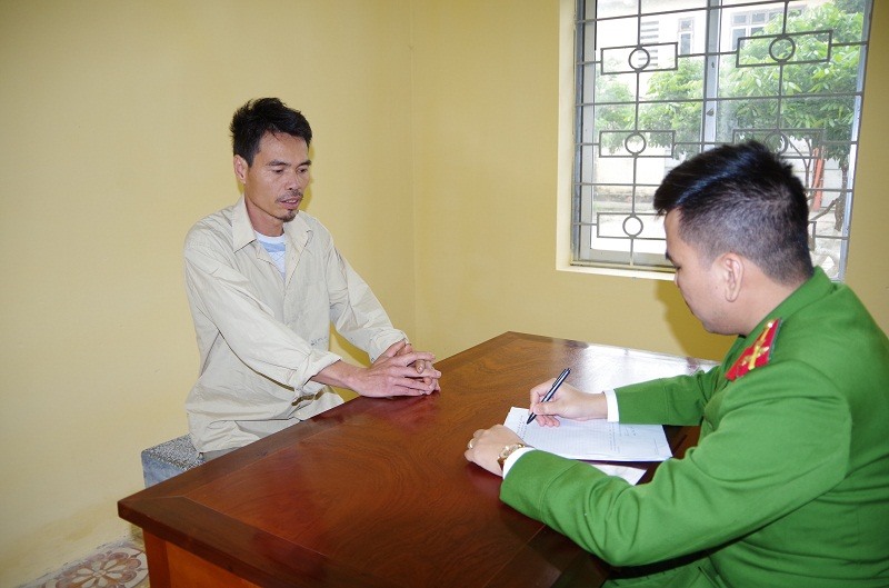 Công an lấy lời khai của đối tượng Tiến.