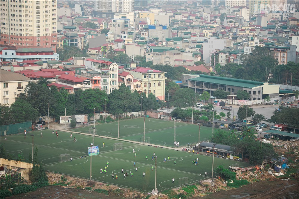 Không chỉ là nơi đọng nước, cỏ mọc hoang, khu đất còn là nơi chứa rác, làm sân bóng tạm thời, một số chỗ được mở hàng rửa xe, quán bia... Một khu nghĩa trang rộng lớn vẫn chưa được di dời và nằm bên trong ô đất.